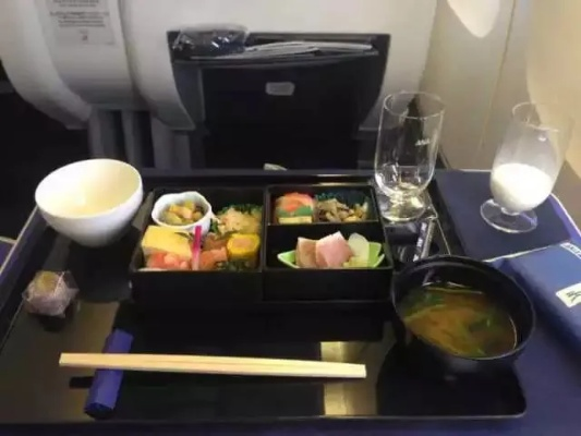 (飞机厨师烹饪)飞机大厨:高空烹饪大赏,揭秘机舱美食的独特魅力和厨艺秘密