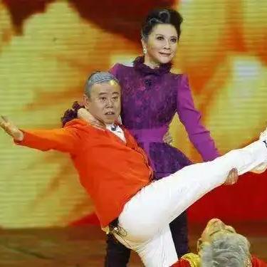 蔡明郭达小品《黄土坡》:黄土坡中的讽刺与幽默,笑中带泪的生活写照