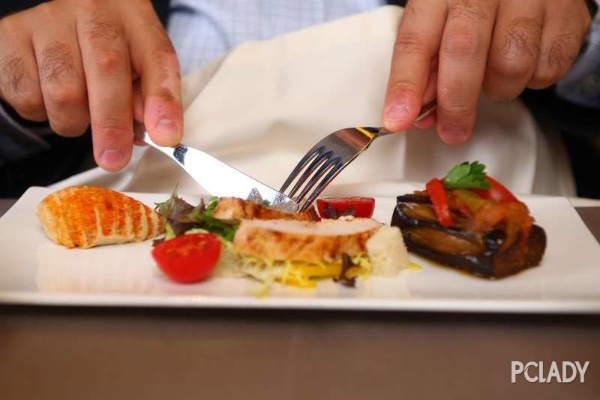 (飞机厨师烹饪)飞机大厨:高空烹饪大赏,揭秘机舱美食的独特魅力和厨艺秘密 (飞机厨师烹饪)飞机大厨:高空烹饪大赏,揭秘机舱美食的独特魅力和厨艺秘密