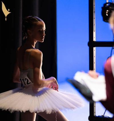 (明星芭蕾舞视频)芭蕾舞明星游戏中文版:身临其境,感受优雅的舞者生活