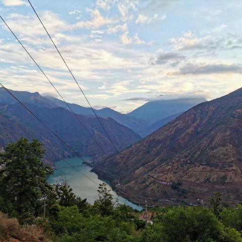 纷扰事一般形容什么：热闹非凡，喧嚣纷扰，热闹繁华，麻烦不断。