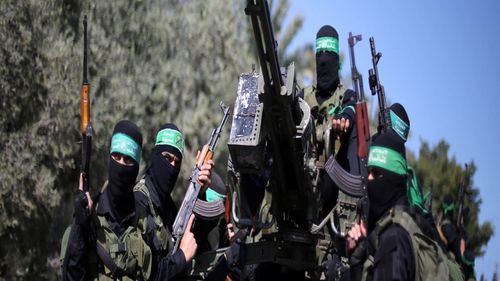 502亲自给枪的隐喻：权力的暴力暗示与威胁