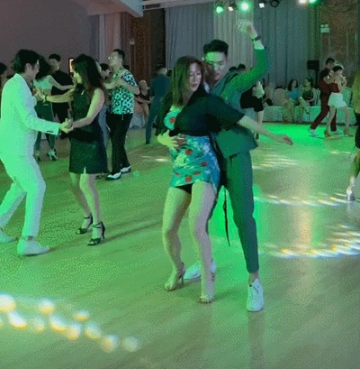 (突然发现女朋友会跳舞)女朋友很会摇怀疑她练过瑜伽舞蹈或运动