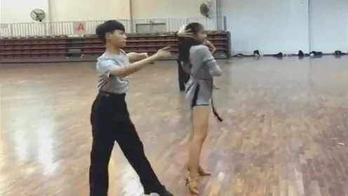 (突然发现女朋友会跳舞)女朋友很会摇怀疑她练过瑜伽舞蹈或运动