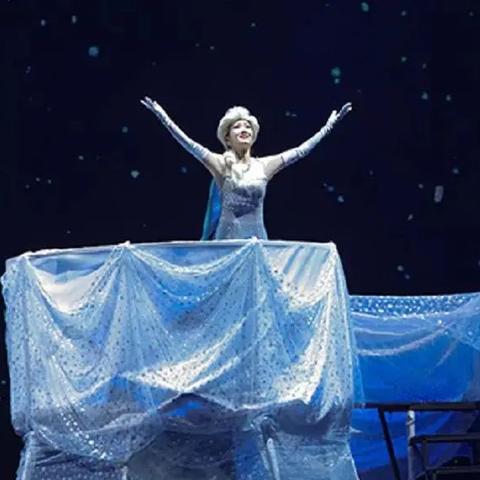 轻功水上漂搞笑下一句：当轻功遇上水面，谁才是真正的‘武林笑星’？