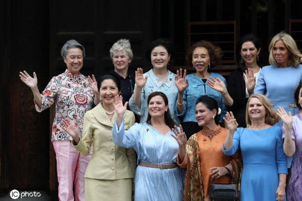 (g20峰会元首夫人礼)G20峰会第一夫人合照：世界首脑夫人共聚一堂，展现国际友谊之美